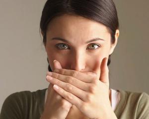 Причины и лечение неприятного запаха изо рта