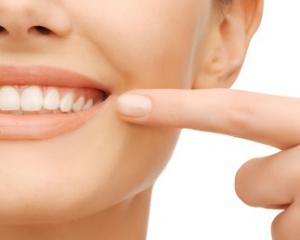 Как лечить заеды в уголках рта?