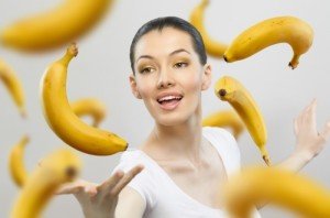 девушка и бананы