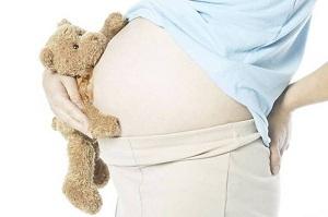 Почему болит поясница при месячных и во время беременности