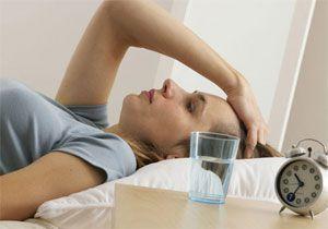 Симптомами смещения шейных позвонков является нарушение сна, головная боль, усталость, насморк