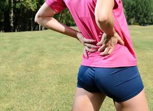 Причиной боли в спине могут быть как чрезмерные нагрузки, так и не слишком активный образ жизни