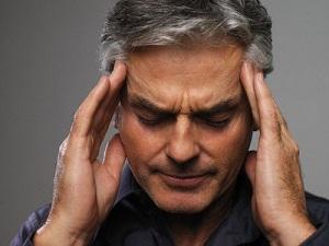 При шейном остеохондрозе головные боли являются основным симптомом заболевания