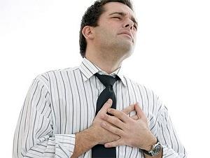 При защемлении нерва в груди может появляться боль в области сердца