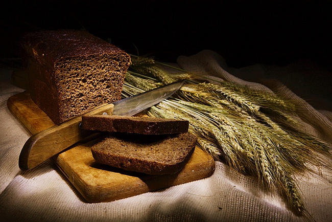 Ржаной хлеб содержит в себе очень много необходимых для нормального роста и здоровья волос витаминов группы В