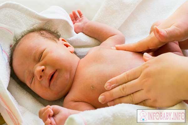 Увеличена печень у новорожденного. Вздутый живот у новорожденных. Массаж животика младенцев от коликов. Аллергия у новорожденного на животе. Вздутый живот у новорожденного фото.