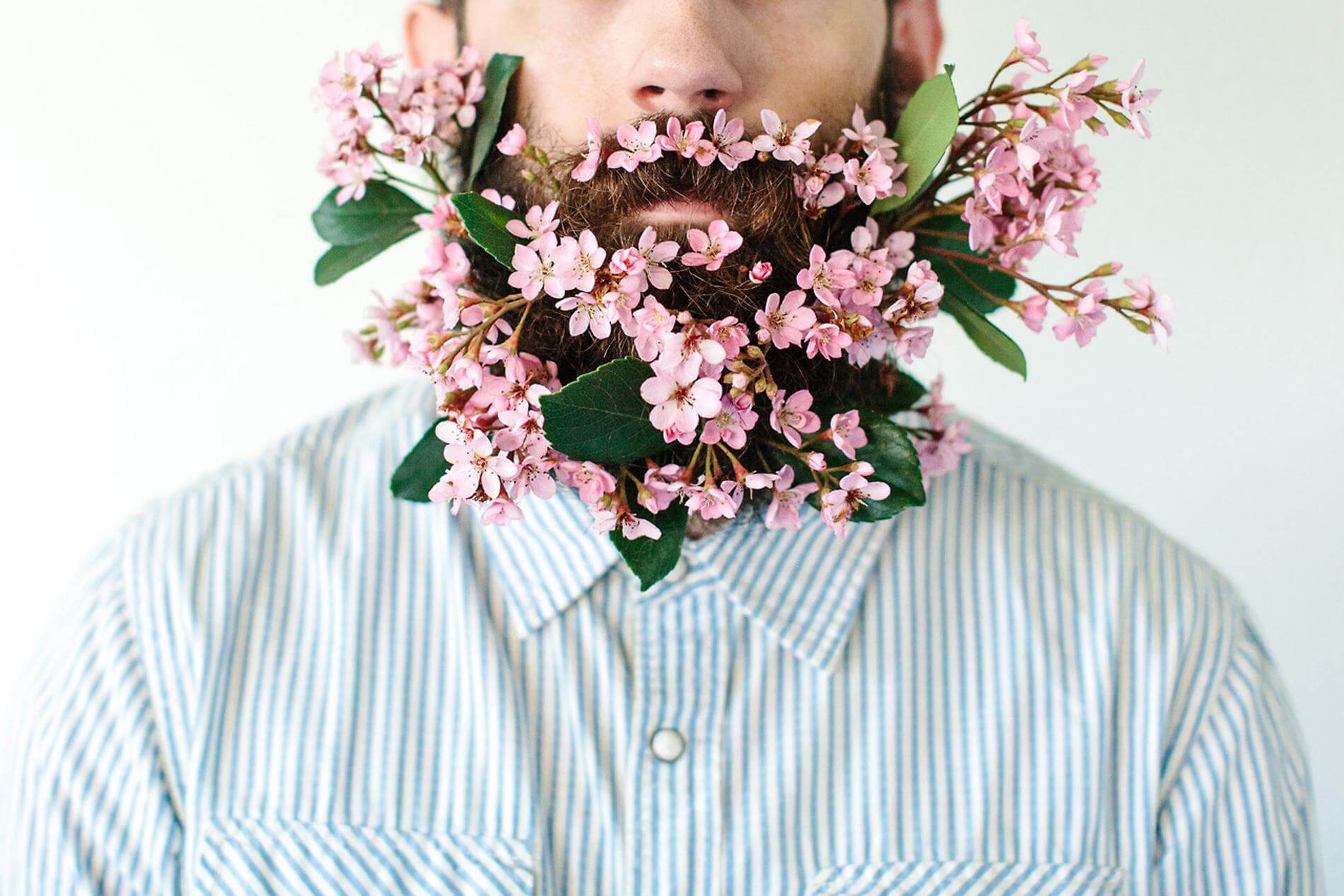 Мужчина со цветами. Мужчина с цветами. Бородатый мужчина с цветами. Красивый мужчина с цветами. Мужчина с цветами в бороде.