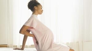 Причинами болей в спине во время беременности является выгибание позвоночника
