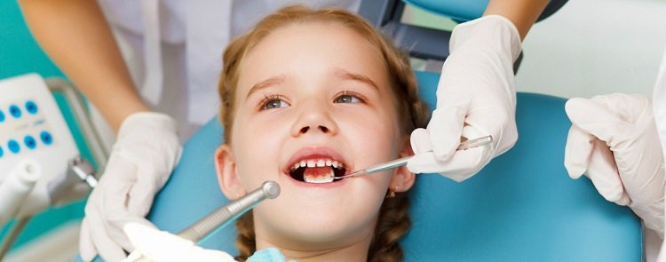 Осмотр ребенка у стоматолога